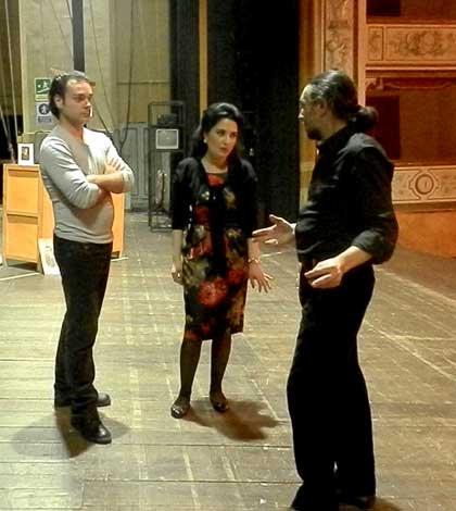 Cantanti e regista durante le prove di "Falcone e Borsellino"
