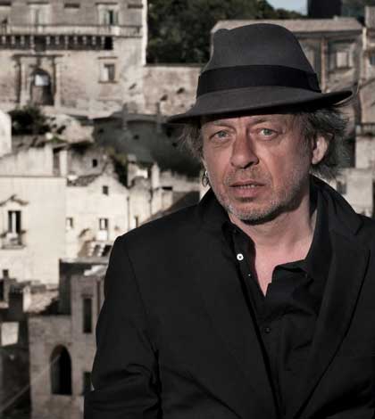 “L’amore è un cane blu – la conquista dell’Est” di Paolo Rossi