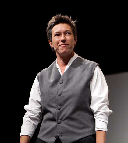 Giuliana Musso in "La fabbrica dei preti"