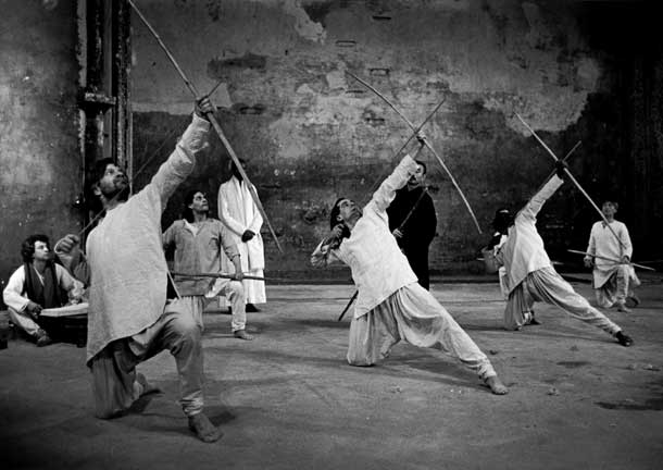 Mahabharata, regia di Peter Brook. Nella foto Jean-Paul Denizon, Vittorio Mezzogiorno nel I quadro, La partita di dadi. Foto di Michel Dieuzaide.