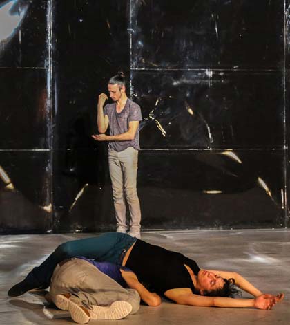 VIOLET - Meg Stuart - @ CTine Declerck