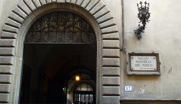 L'ingresso di Palazzo Rosselli Del Turco di Firenze