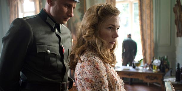 Una scena del film Suite francese
