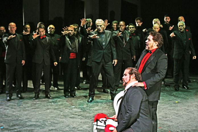 photo di Massimo D’Amato al centro Elia Fabbian (Rigoletto) e Roberto Iuliano (Duca di Mantova) photo di Massimo D’Amato
