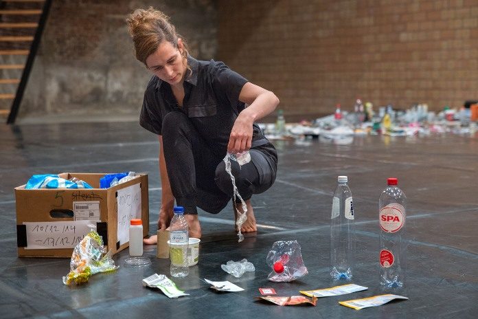 Sarah Vanhee durante la performance Oblivion