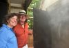 Frank Hederman e la moglie Caroline davanti all'antico affumicatoio