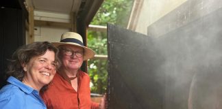 Frank Hederman e la moglie Caroline davanti all'antico affumicatoio