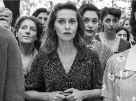 Paola Cortellesi è Delia, in "C'è ancora domani".