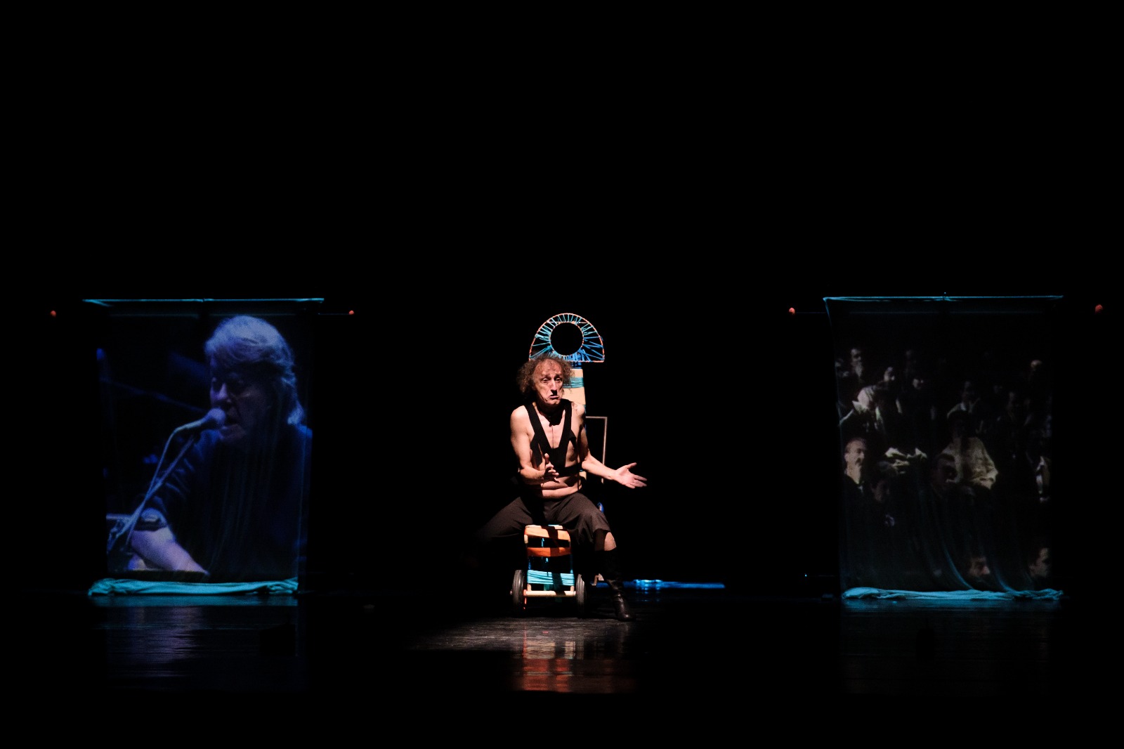 Antonio Rezza in Amistade, in scena al teatro Vascello di Roma.