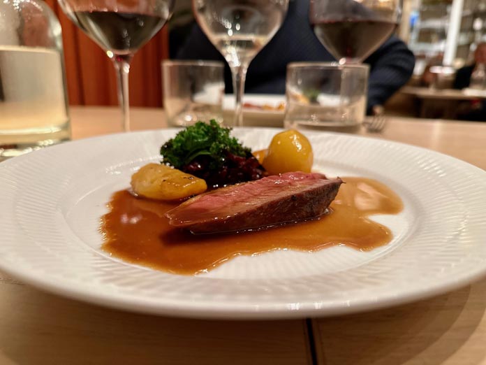 Anatra fermentata alla griglia, con mele, cavolo rosso, salsa al pepe