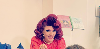 La Drag Queen Cristina Prenestina in uno degli eventi dedicati alla lettura di libri per l'infanzia.