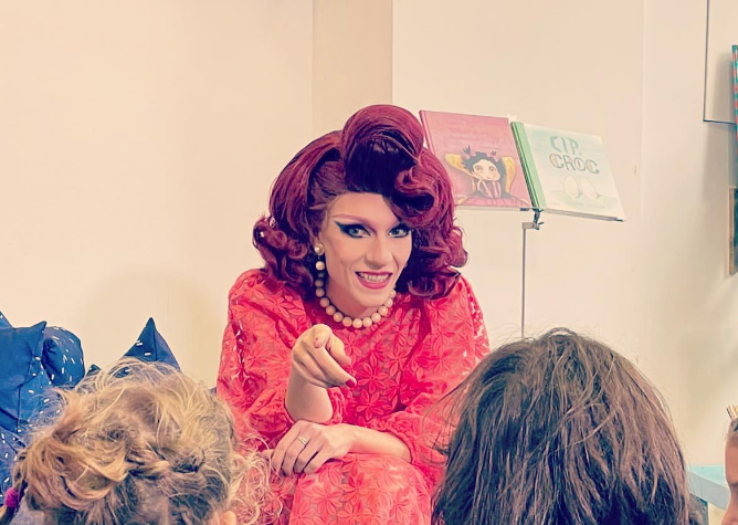 La Drag Queen Cristina Prenestina in uno degli eventi dedicati alla lettura di libri per l'infanzia.