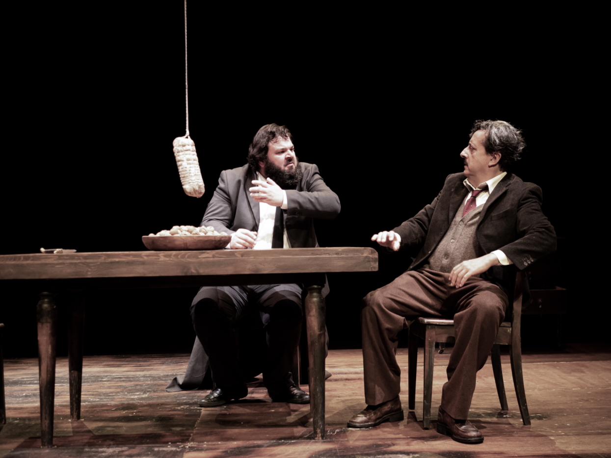 Giordano Agrusta e Massimo De Lorenzo in una scena di "4-5-6" al Teatro Vascello di Roma dal 27 febbraio al 2 marzo 2024.