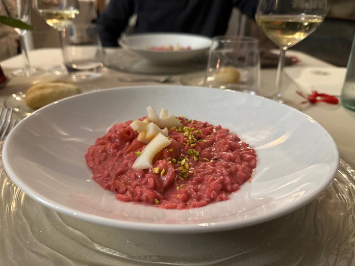 Risotto acquerello tostato al rosso di barbabietola con julienne di seppia e crumble di pistacchio