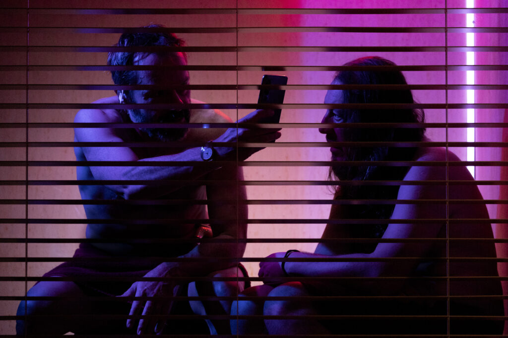 Sergio Romano e Roberto Serpi in "Salveremo il mondo prima dell'alba":