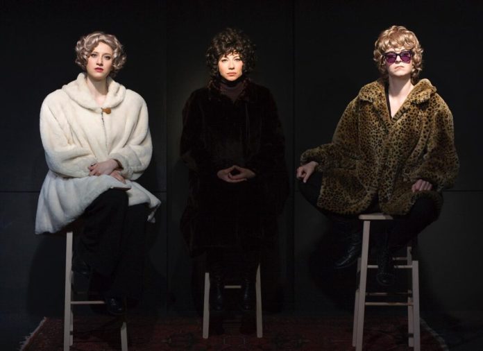Sara Putignano, Viviana Altieri, Elisabetta Mandatario in "Signorotte" in scena al Teatro Lo Spazio dal 26 al 28 aprile 2024.