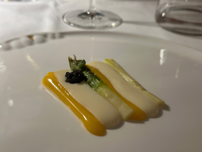 tuorlo d’uovo cotto a freddo con fonduta di parmigiano, asparagi e sfere di tartufo