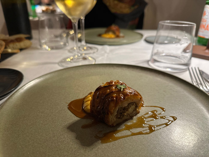 capasanta alla Wellington con salsa al corallo e gel di limone