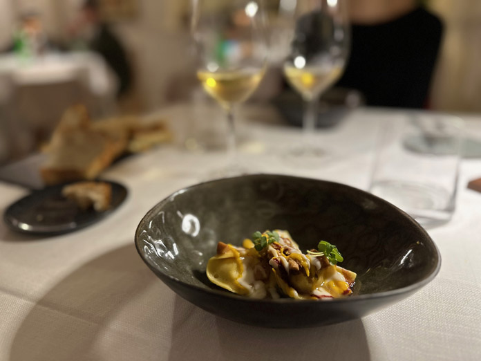ravioli ripieni di sedano rapa, ragù di coniglio e le sue riduzioni