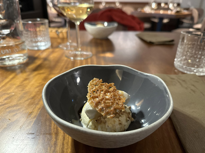Crema di grano saraceno gelato al miele, riduzione kvass, popcorn al grano saraceno