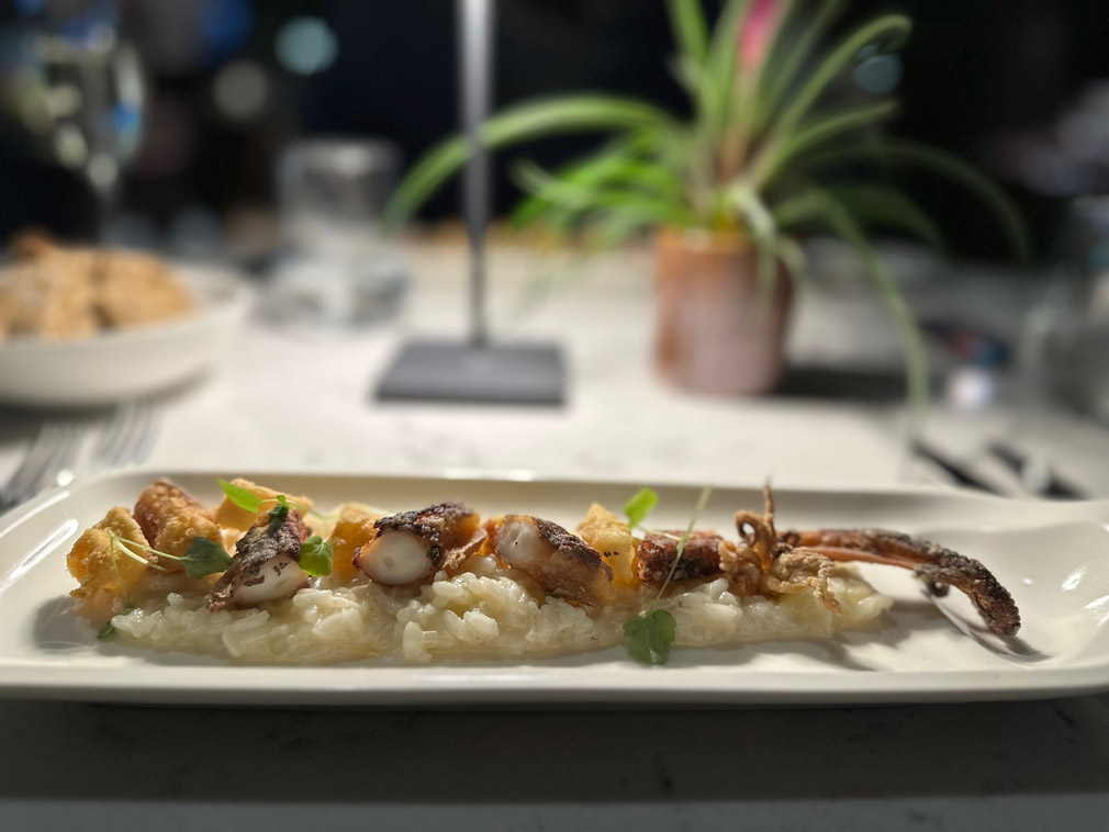 Riso Carnaroli, polpo croccante, calamari, pera marinata, spumante