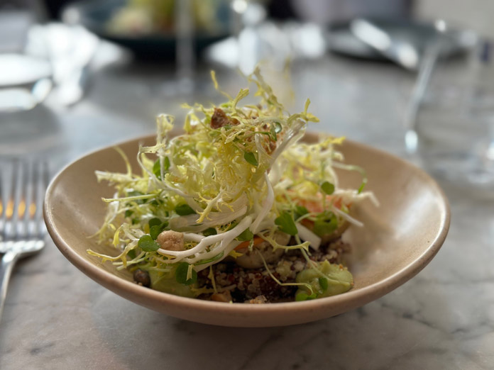 Carciofi, avocado, quinoa, nocciole e menta