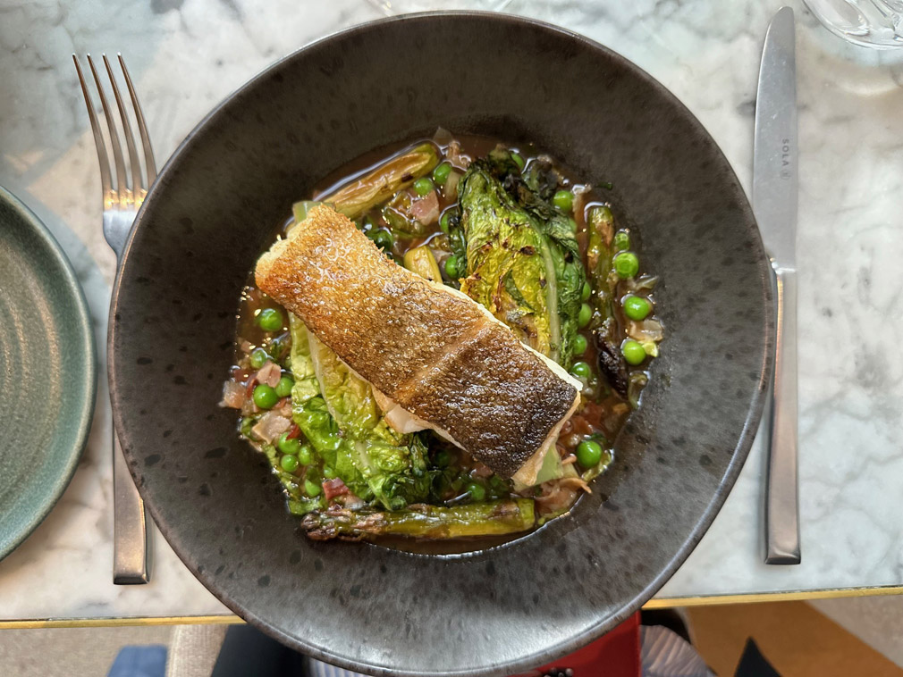 Nasello arrosto con pancetta, asparagi e gemma brasata