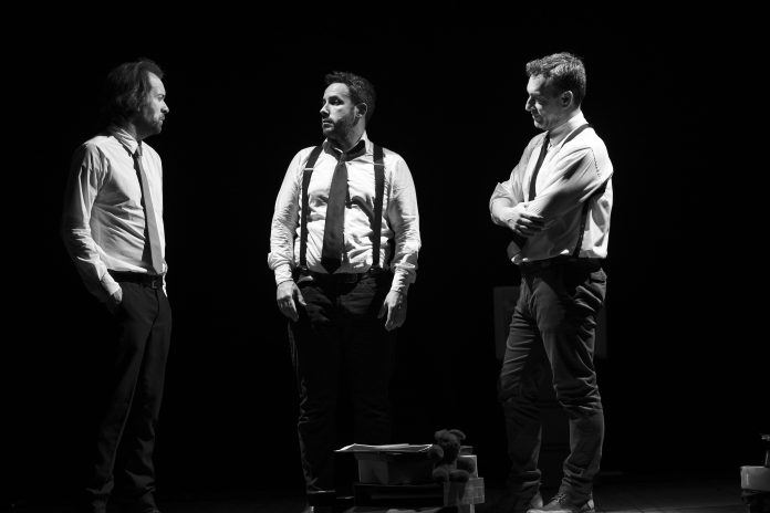 Gioele Rotini, Stefano Patti e Diego Migeni in "Leviatano" in scena al Teatro Trastevere di Roma dal 24 aprile al 5 maggio 2024. Gioele Rotini, Stefano Patti e Diego Migeni in "Leviatano" in scena al Teatro Trastevere di Roma dal 24 aprile al 5 maggio 2024.