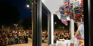 L'edicola testaccina Ferruggi/Pirelli si trasforma in un teatro con la Città Ideale.