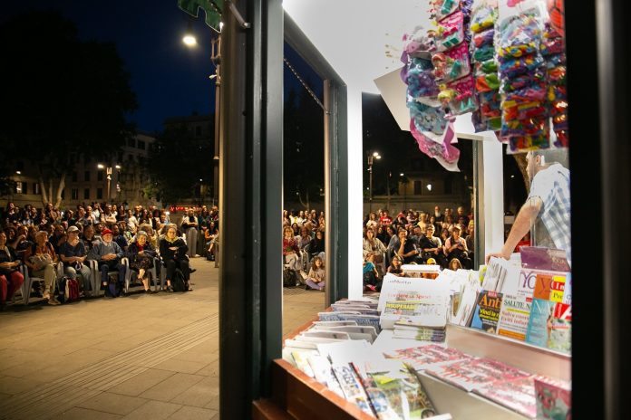 L'edicola testaccina Ferruggi/Pirelli si trasforma in un teatro con la Città Ideale. L'edicola testaccina Ferruggi/Pirelli si trasforma in un teatro con la Città Ideale.