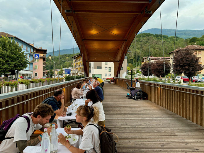 Ponte in legno sul torrente Duina