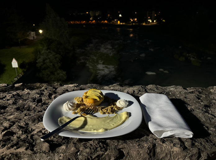 Monoporzione di yogurt, mele, crumble al fieno e meringa al pino mugo