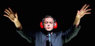 Andrea Cosentino in "Not here not now" in scena al Nuovo Teatro Ateneo il 21 novembre 2024.