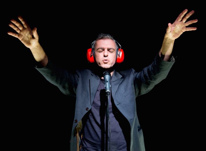 Andrea Cosentino in "Not here not now" in scena al Nuovo Teatro Ateneo il 21 novembre 2024.