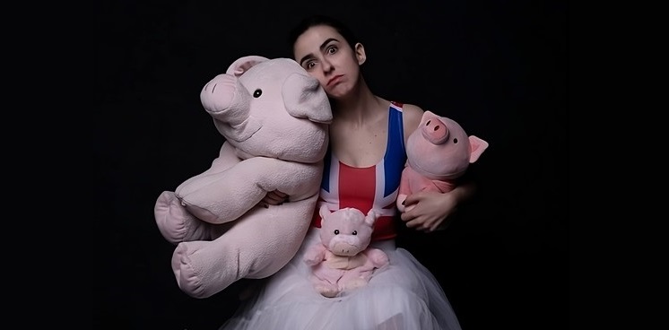 Giulia Carrara in "Maiali rosa volanti" in scena al Nuovo Teatro Ateneo l'11 dicembre 2024 per la rassegna "Vestiti della vostra pelle".