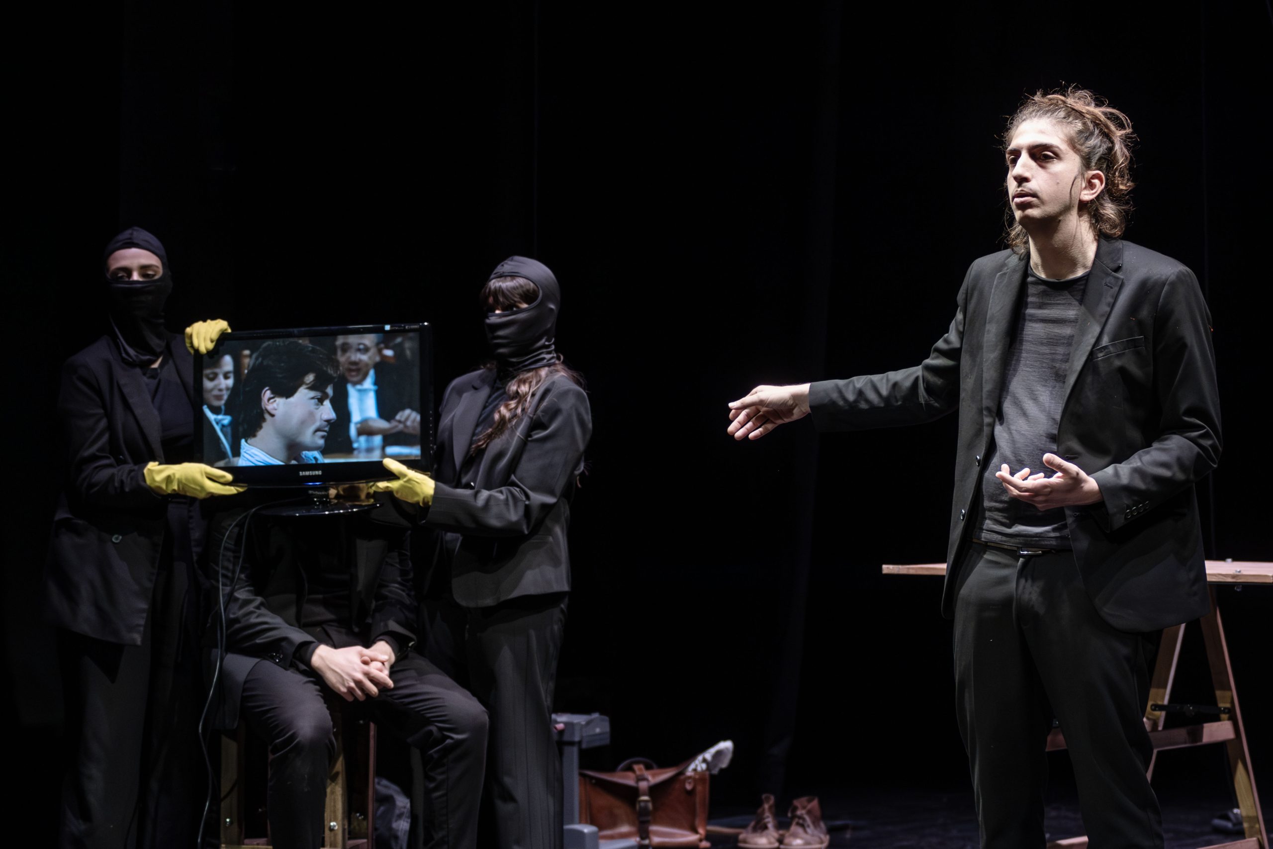 "Gli altri rivoluzionari" in scena il 10 dicembre al Nuovo Teatro Ateneo per la rassegna "Vestiti della vostra pelle".