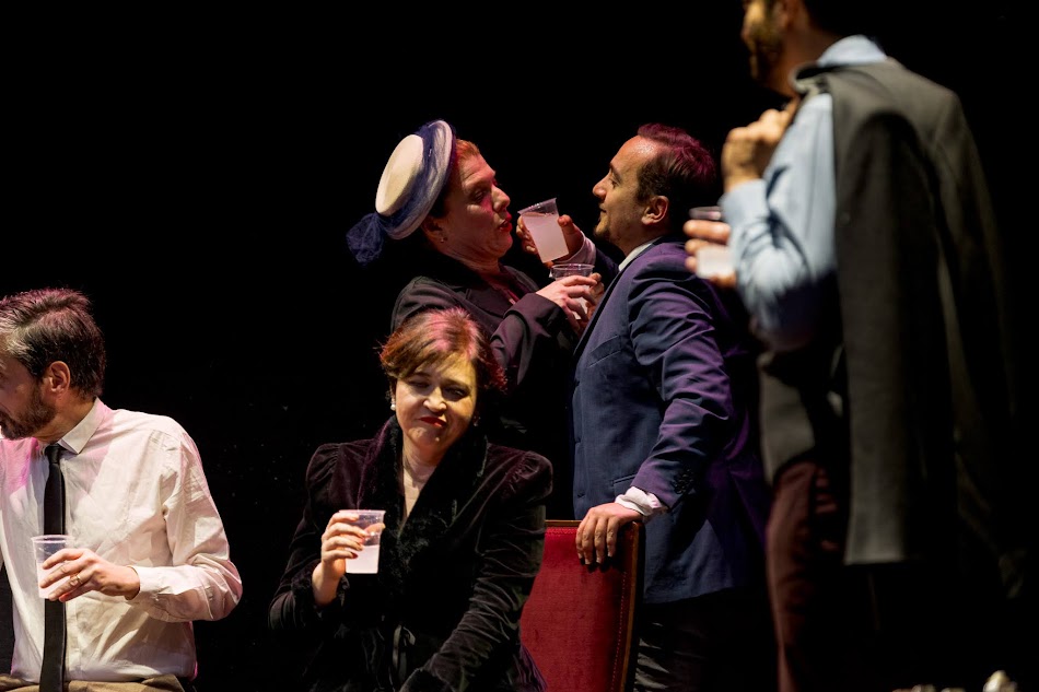 Una scena da "L'uomo che beveva troppo", spettacolo di improvvisazione teatrale a cura de I Bugiardini.