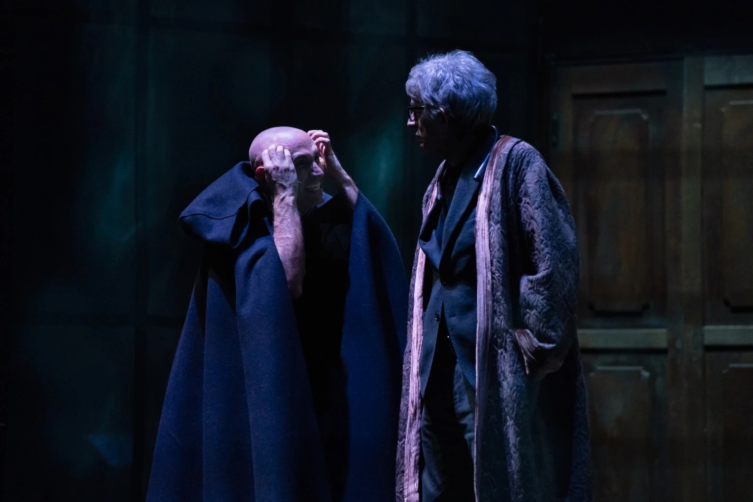 Sergio Rubini e Daniele Russo ne "Il caso Jekyll" in scena al Teatro Quirino di Roma dal 21 gennaio al 2 febbraio 2025. Foto Flavia Tartaglia.