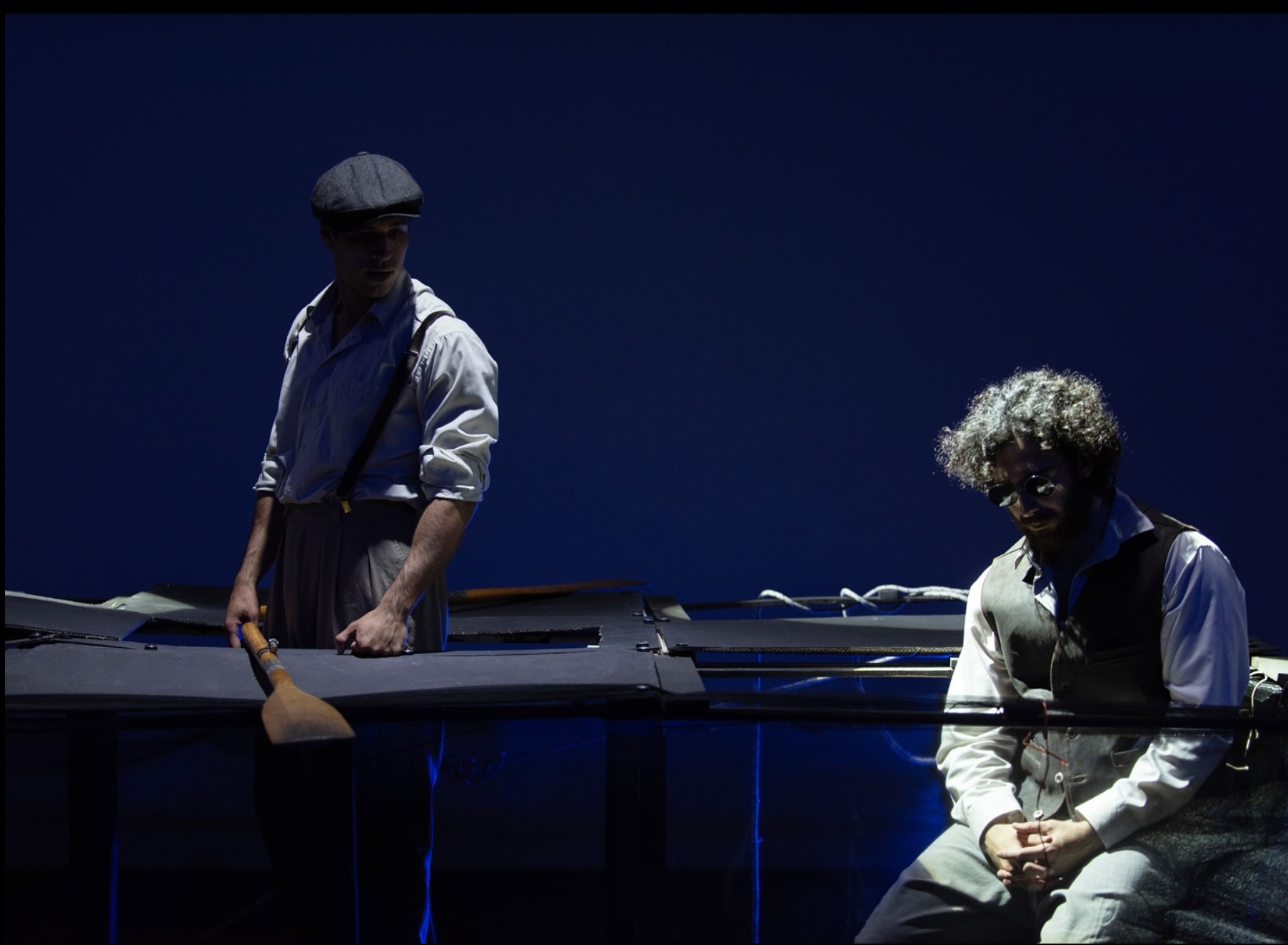 Una scena di "Correnti nella baia" di Alfredo Balducci in scena al Teatro Antigone. 