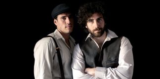 Danilo D'Agostino e Giuseppe Moscarella protagonisti di "Correnti nella baia" di Alfredo Bladucci in scena al teatro Antigone di Roma dal 7 al 9 febbraio 2025.