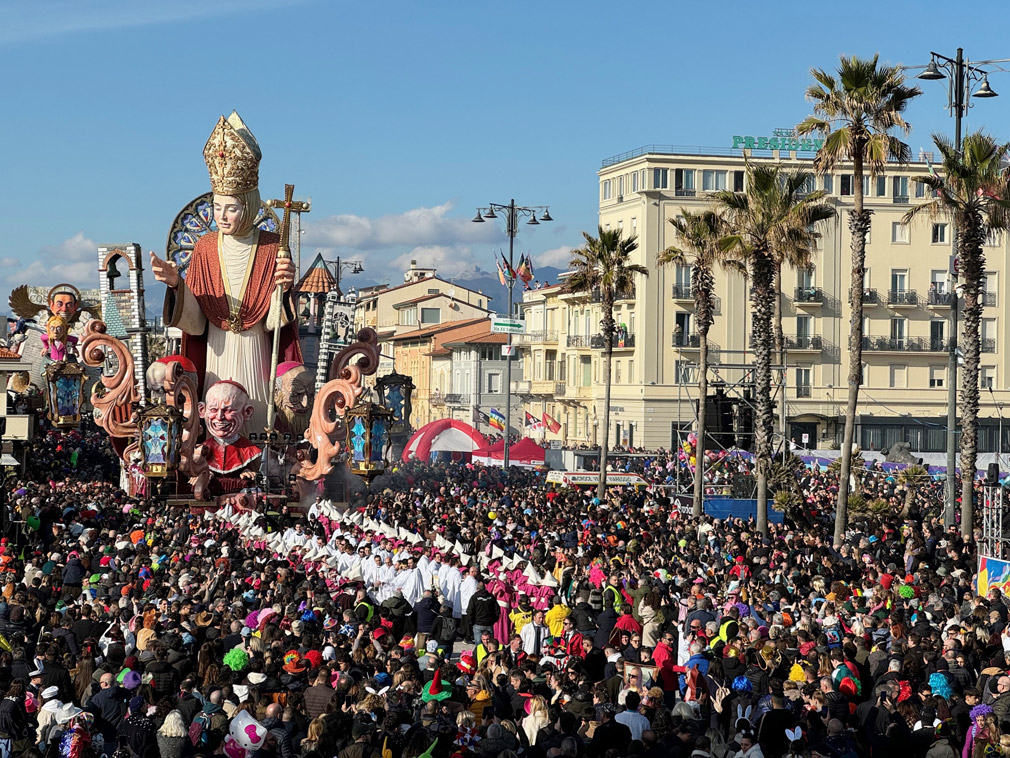 “Sic transit gloria mundi” di Carlo e Lorenzo Lombardi al Carnevale di Viareggio 2025 @ Fermata Spettacolo