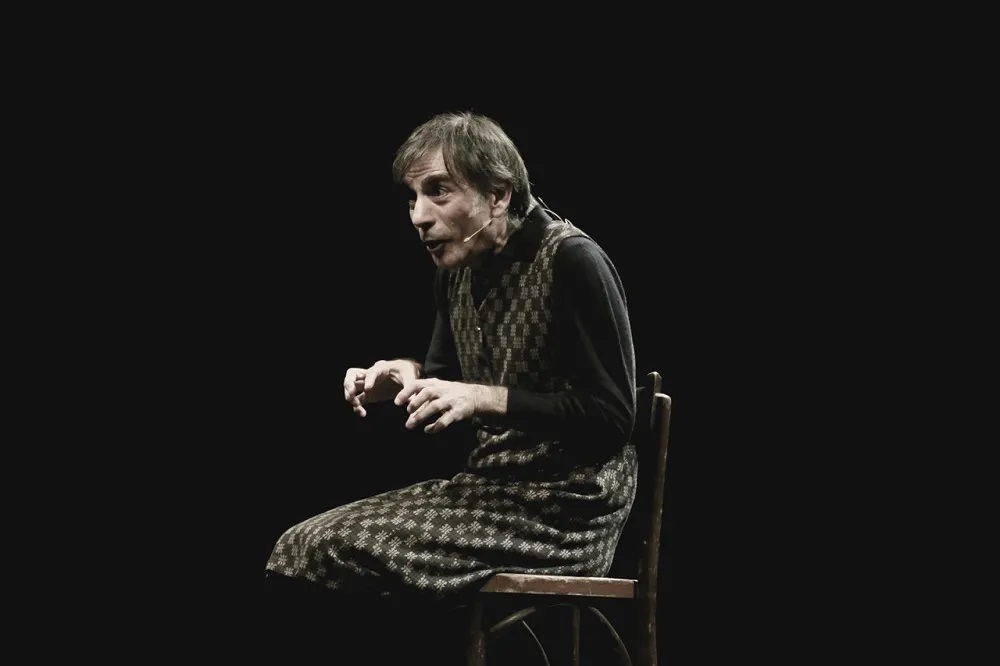 Saverio La Ruina in "Dissonorata" secondo appuntamento del suo trittico dramaturgico, in scena al Qurino di Roma anche con "Polvere" e "La borto". 