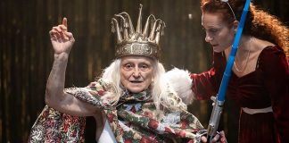 Giusi Merli e Francesca Farcomeni ne Il grande vuoto di Fabiana Iacozzilli, in scena al teatro Vascello di Roma dal 28 gennaio al 2 febbraio 2025. Foto di Laila Pozzo.