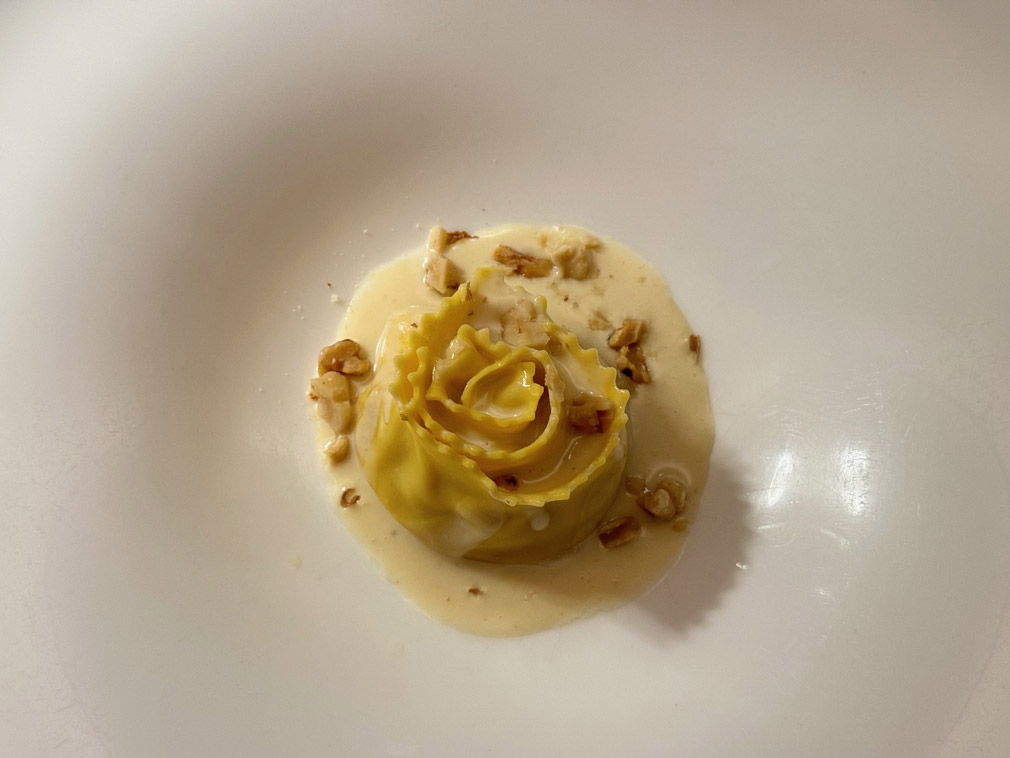 Pappardelle ripiene di zucca con crema di gorgonzola e noci tostate @ Fermata Spettacolo