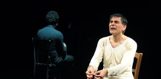 Saverio La Ruina e Gianfranco De Franco in una scena de "La borto in scena al Teatro Quirino di Roma il 15 aprile 2025."