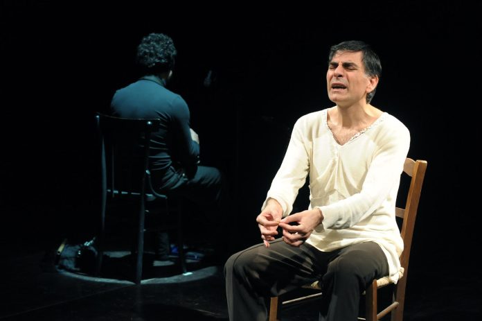 Saverio La Ruina e Gianfranco De Franco in una scena de "La borto in scena al Teatro Quirino di Roma il 15 aprile 2025."