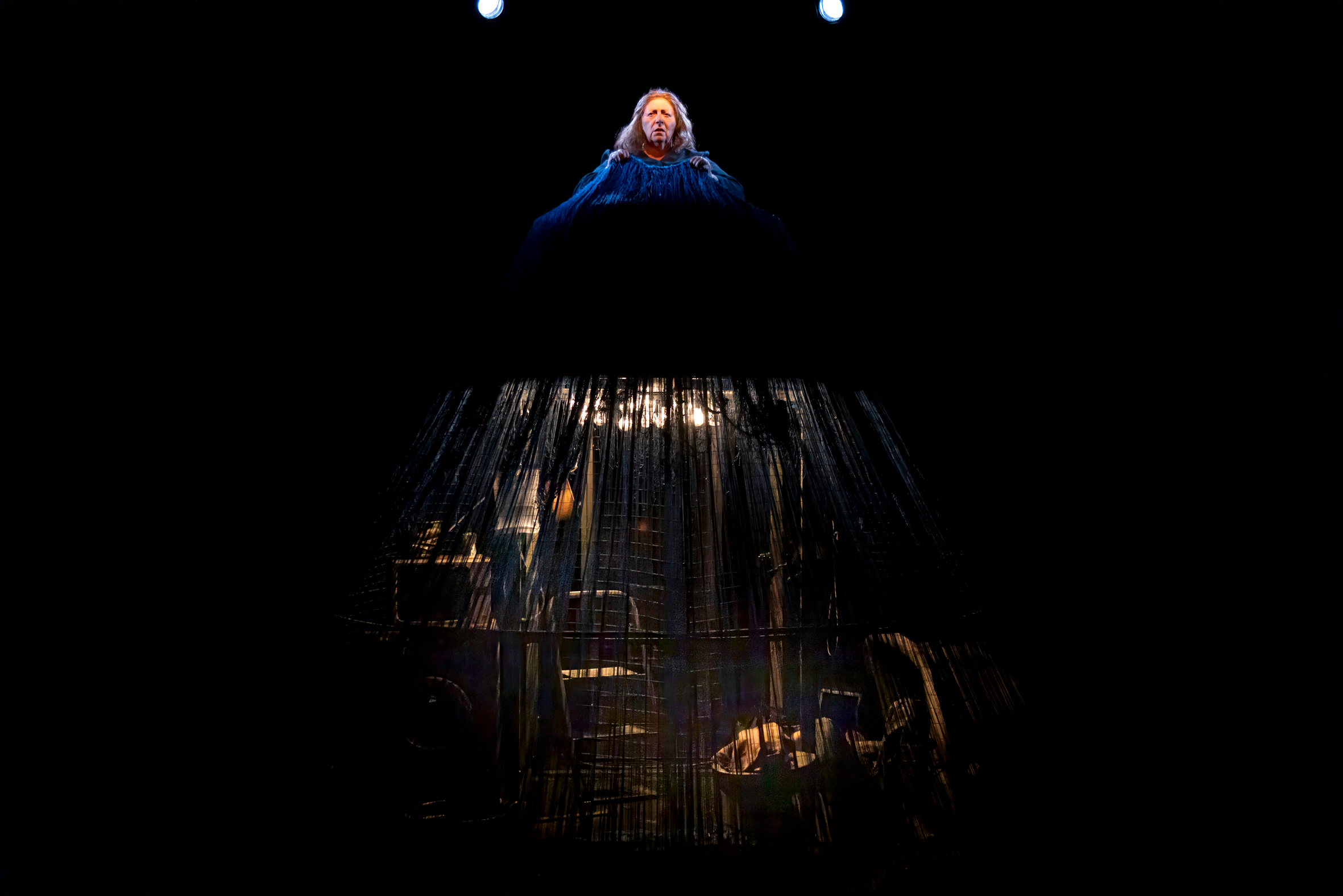 Lo stupefacente allestimento di "Felicissima Jurnata" con Antonella Morea e Dario Rea, in scena al Teatro Vascello di Roma dal 13 al 18 maggio 2025.