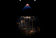 Lo stupefacente allestimento di "Felicissima Jurnata" con Antonella Morea e Dario Rea, in scena al Teatro Vascello di Roma dal 13 al 18 maggio 2025.