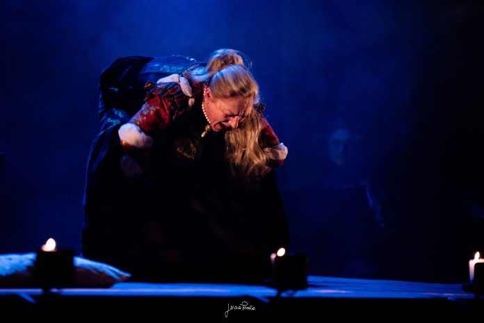 Nunzia Antonino in "Insight Lucrezia" regia di Carlo Bruni, in cartellone al Festival Chièdiscena 2025.