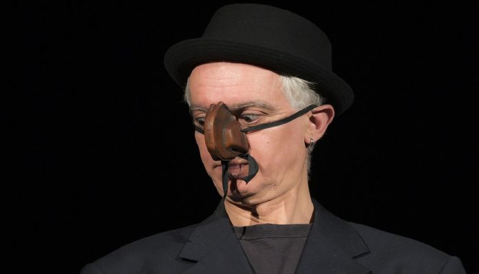 Andrea Cosentino in "Trash test" in scena a Carrozzerie n.o.t a Roma dal 9 all'11 maggio 2025.